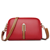 Ši kompaktiška crossbody rankinė idealiai tinka judrioms dienoms