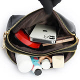 Ši kompaktiška crossbody rankinė idealiai tinka judrioms dienoms