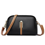 Ši kompaktiška crossbody rankinė idealiai tinka judrioms dienoms