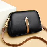 Ši kompaktiška crossbody rankinė idealiai tinka judrioms dienoms