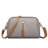 Ši kompaktiška crossbody rankinė idealiai tinka judrioms dienoms