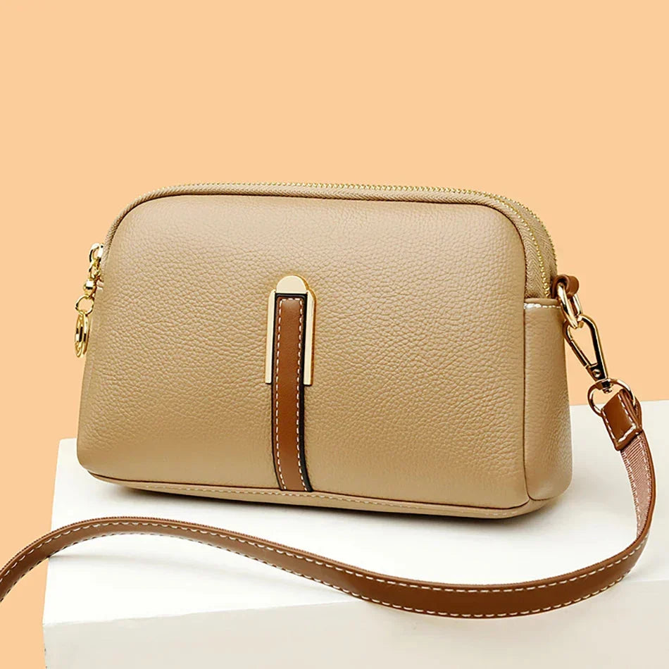 Ši kompaktiška crossbody rankinė idealiai tinka judrioms dienoms