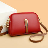 Ši kompaktiška crossbody rankinė idealiai tinka judrioms dienoms