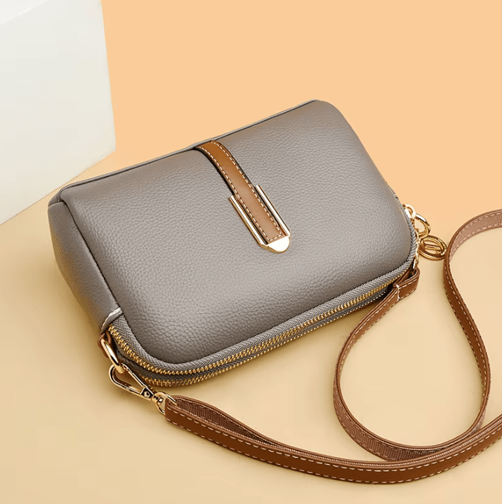 Ši kompaktiška crossbody rankinė idealiai tinka judrioms dienoms