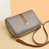 Ši kompaktiška crossbody rankinė idealiai tinka judrioms dienoms