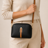 Ši kompaktiška crossbody rankinė idealiai tinka judrioms dienoms