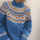 Knitinis megztinis su aukštu kaklu ir šiaurės raštu žemiškose spalvose