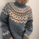 Knitinis megztinis su aukštu kaklu ir šiaurės raštu žemiškose spalvose