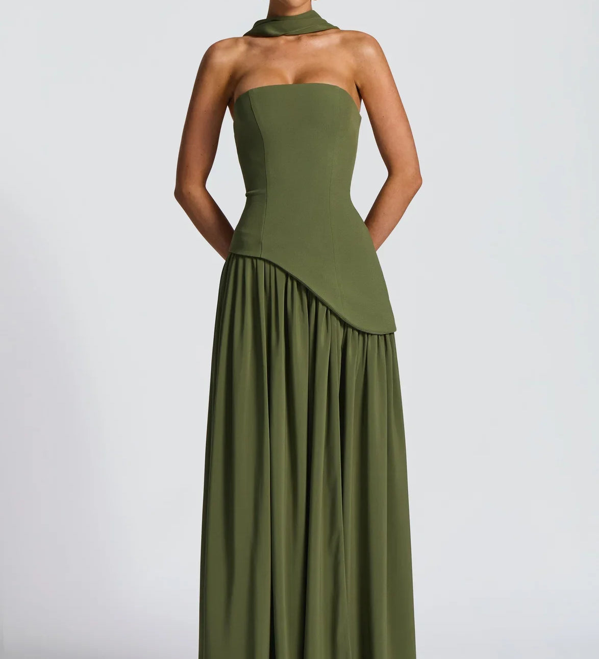 Regina | Maxi suknelė su iškirpte